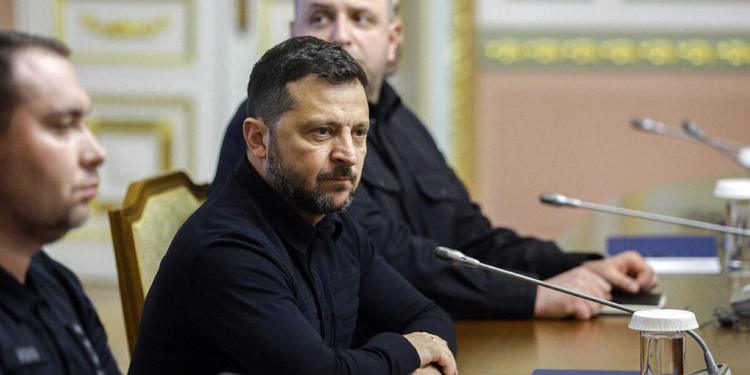 Kiev: "Pronti al compromesso". Mosca auspica colloqui trilaterali a breve. L'aereo di Zelensky quasi colpito da un drone