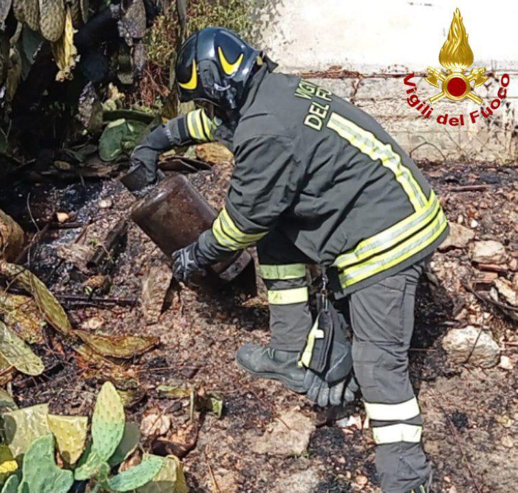 Incendio lungo la tratta Francavilla – Martina e i treni si fermano: paura per bombola Gpl