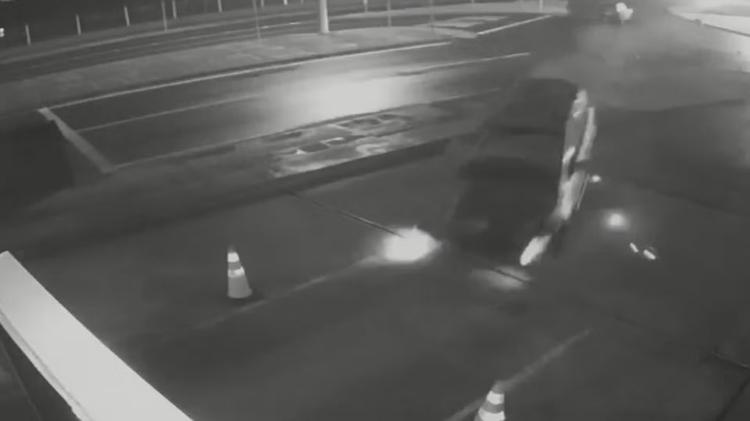 Após mudança de trânsito, rotatória no RS tem acidentes em série e assusta frentistas em posto de gasolina vizinho; mulher morreu