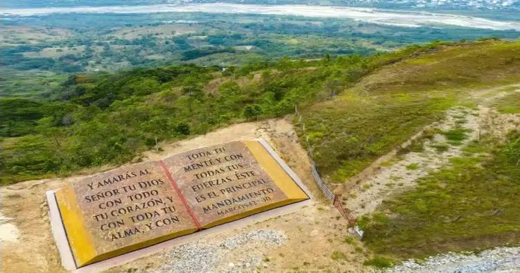 La Biblia más grande del mundo está en Colombia
