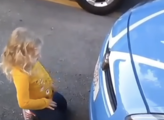 Una bimba e la “Pantera”: il dialogo che incanta a Como VIDEO