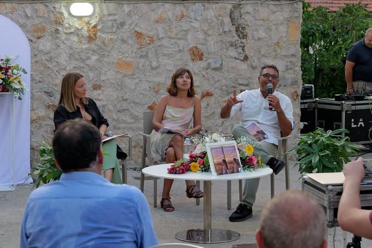PRESENTAZIONE DEL LIBRO: LA FORZA DELLE DONNE AREA CULTURALE Storia, Resilienza e Coraggio da Kiev alle Grotte di Baccan...