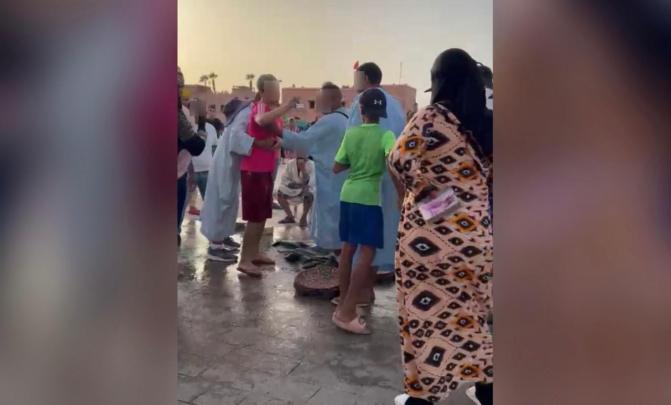 شجار عنيف يوقف مروضيْ أفاعي بساحة جامع الفنا