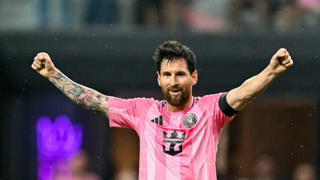 Messi faz o 930º gol e reduz distância para Cristiano Ronaldo