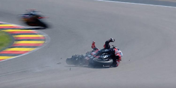 MotoGP, Marco Bezzecchi cade e si frattura una clavicola: dovrà essere operato
