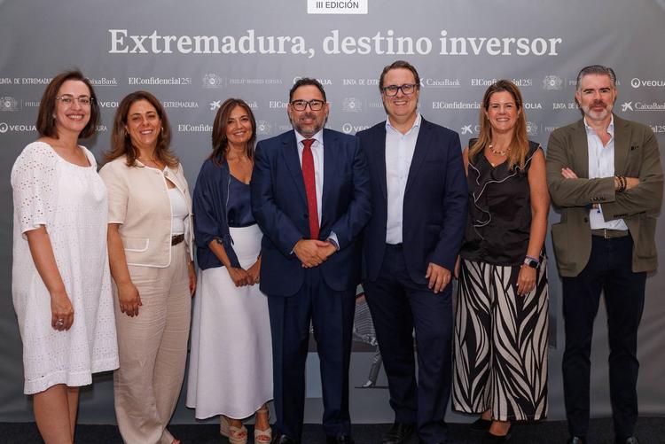 Estefanía Acedo, Marian Tello, Cristina Santos, Alfonso Serrano, Mauro Floriano, Silvia Suárez y Alfredo Ballesteros, de CaixaBank.