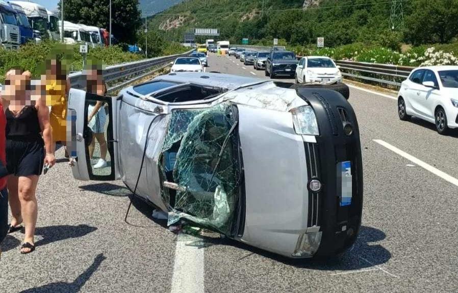 A2 del Mediterraneo: auto si ribalta tra Polla e Atena, un ferito