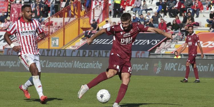 Reggina scatenata, prende forma un centrocampo di ferro: Acquadro dice addio alla Scafatese, firma vicina
