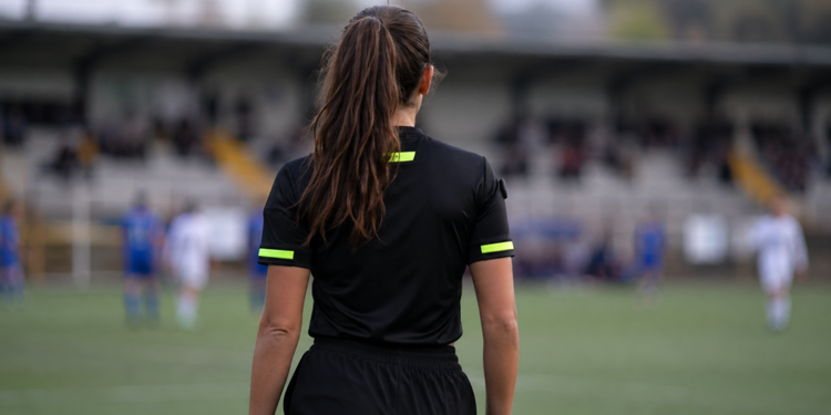 Arbitra 16enne fischia il rigore, aggrediti i suoi familiari: l'episodio in provincia di Torino