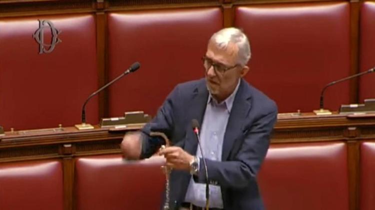 Lo sciopero della fame e le manette in Aula. Poi la chiamata della Meloni. Il "caso Giachetti"