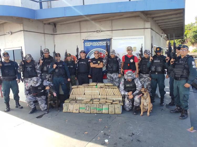 Mais de 117 kg de skunk são encontrados em caixas de madeira dentro de carro transportado por embarcação em Óbidos, no Pará