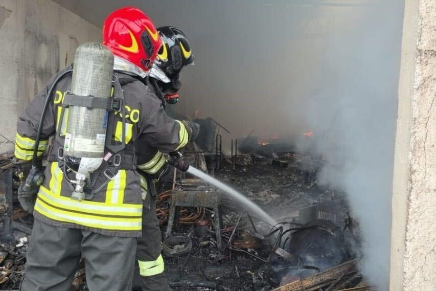 Paura a Torraca, divampa incendio in un capannone: caschi rossi in azione