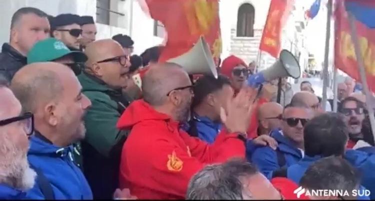 Ex Ilva, i lavoratori da Bari: “Noi vogliamo vivere”