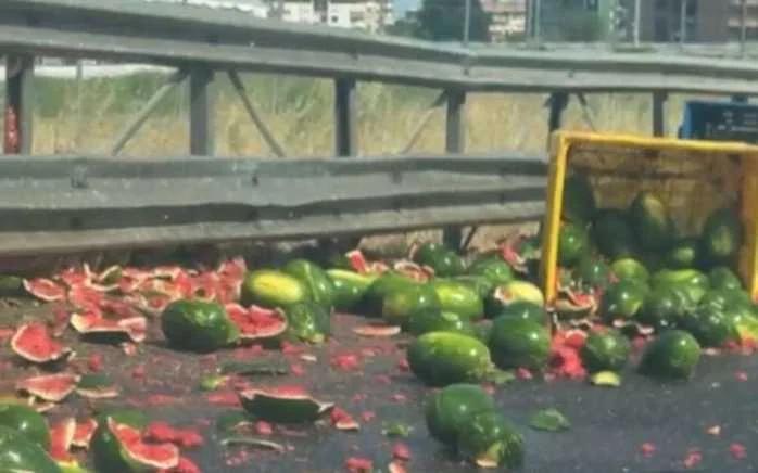 Camion perde carico di angurie sulla A2 a Battipaglia: traffico bloccato in direzione sud