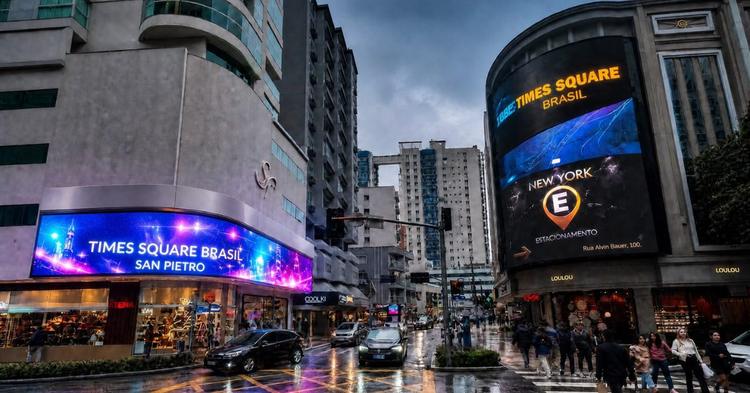 Projeto inspirado na Times Square ganha novo mega telão de 50 m² em Balneário Camboriú