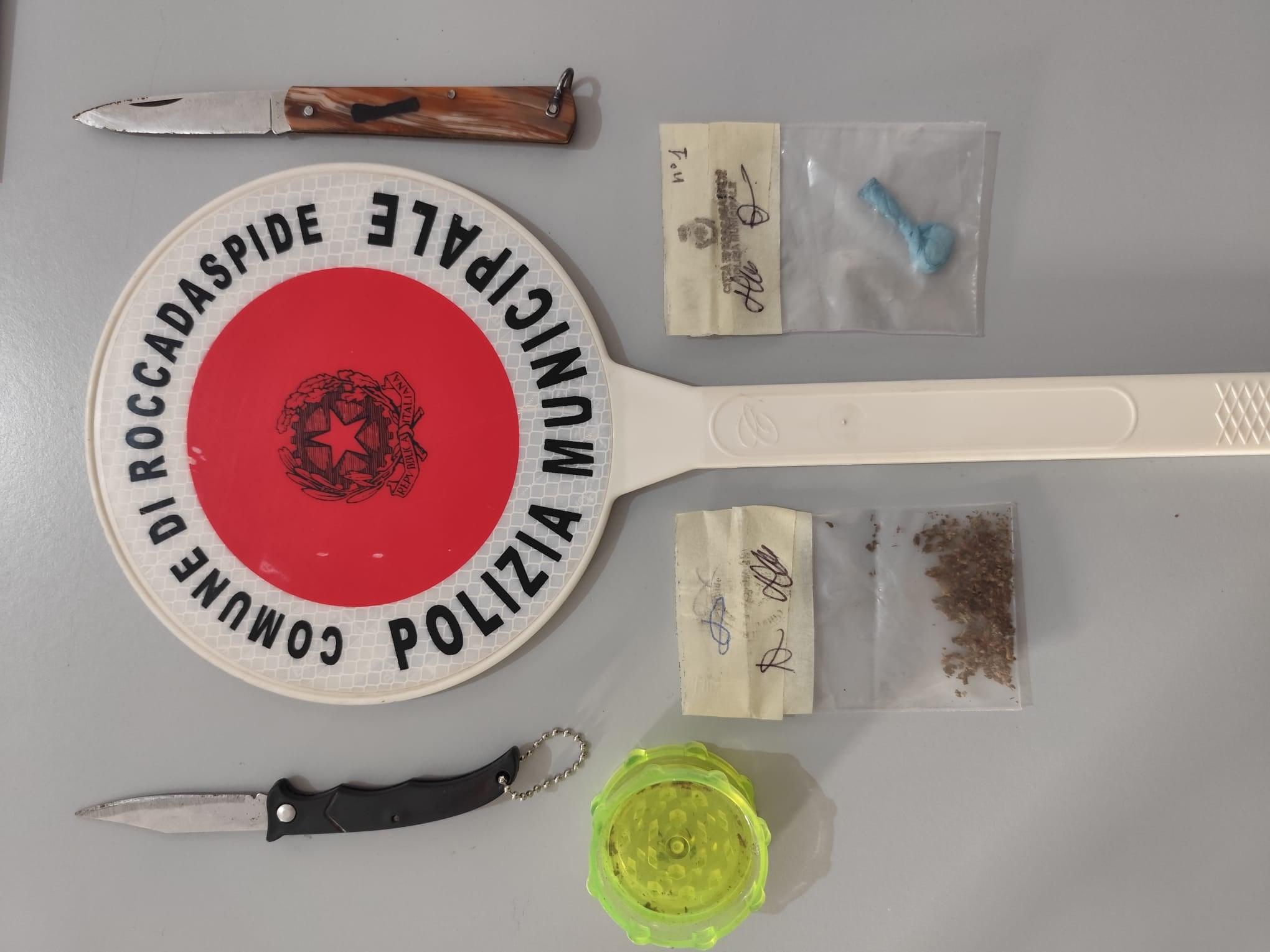 Controlli a Roccadaspide: fermata con droga e coltelli sulla Statale 166, scatta la denuncia