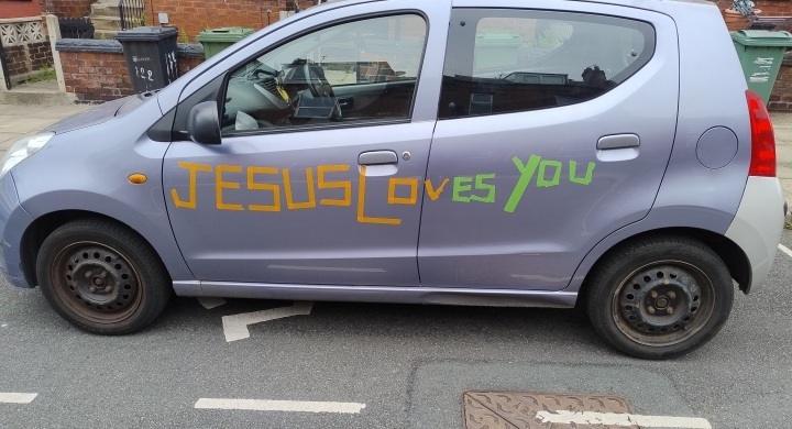 Motorista perde seguro por adesivos de 'Jesus te ama' no carro