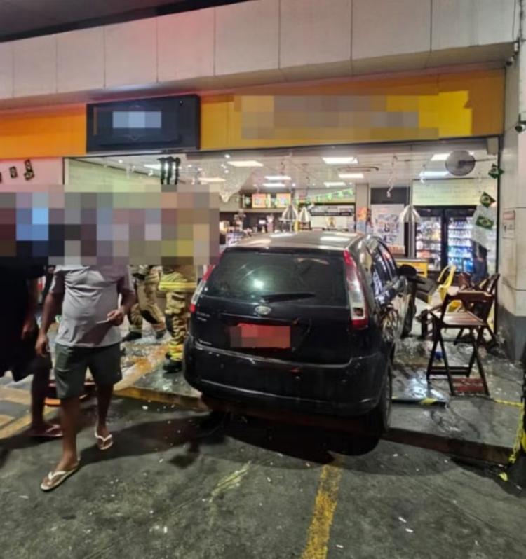 Carro bate contra vidraça de estabelecimento e deixa dois idosos feridos em Três Rios