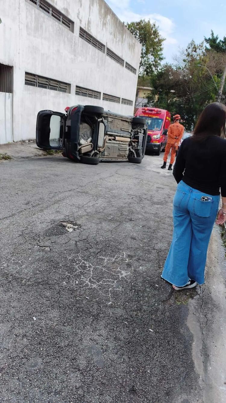 Carro capota e deixa mulher ferida em Volta Redonda