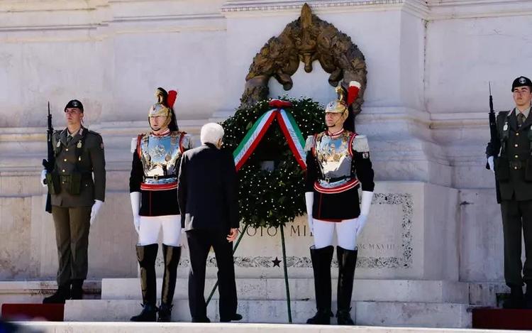 25 aprile, Mattarella e Meloni all'Altare della Patria: una corona d'alloro per l'81° anniversario della Liberazione. Tensioni a Roma