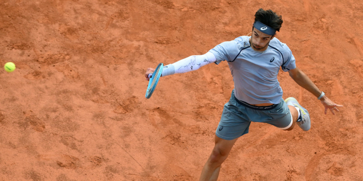 Musetti si ferma, niente Roland Garros: “Lesione al retto femorale”