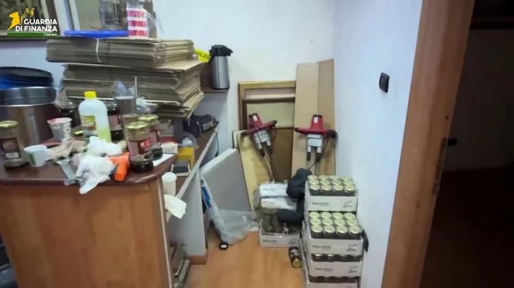 alba arrestato per possesso di tabacco
