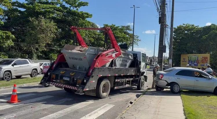 Motorista de caminhão envolvido em acidente que deixou idosa em estado grave e criança ferida se apresenta à polícia, em João Pessoa