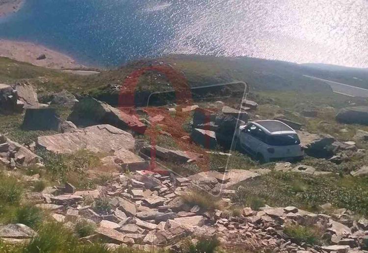 nivolet auto nel pendio