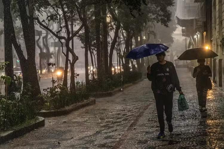 Temporais devem atingir quatro regiões nesta tarde; novo ciclone vai formar frente fria amanhã