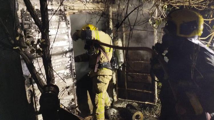 Incêndio atinge oficina mecânica e danifica veículos em Montes Claros