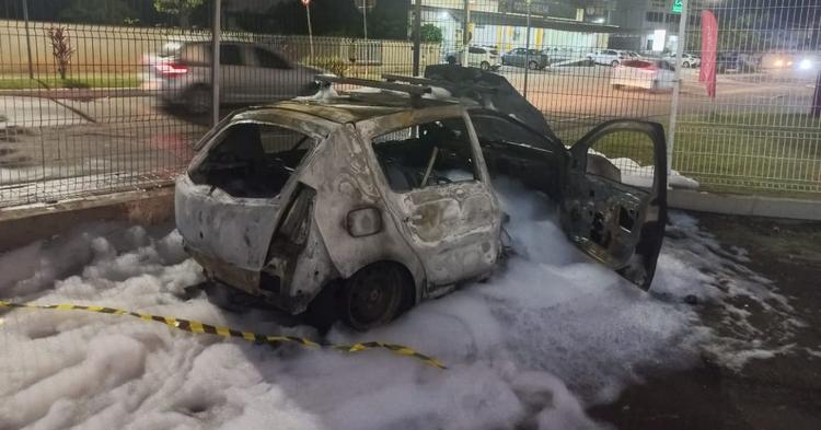 “Não aceito pagar impostos”, motorista com licenciamento atrasado se revolta e coloca fogo no próprio carro