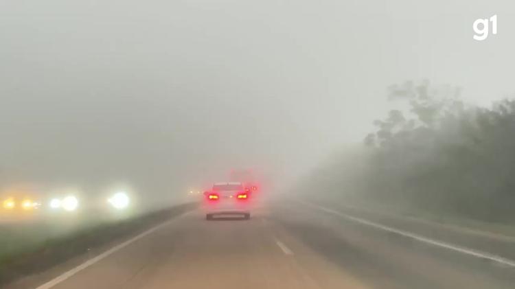 VÍDEO: Neblina intensa reduz visibilidade em rodovia do RS, obriga motoristas a reduzirem velocidade e PRF alerta para cuidados