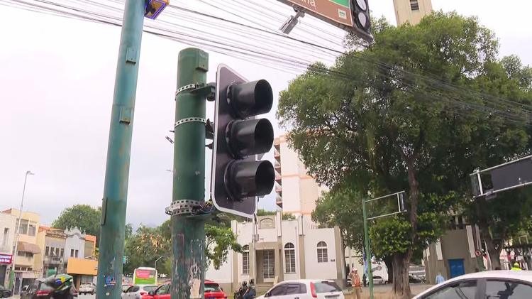 Motociclista morre em colisão com ônibus na Zona Norte do Rio; cruzamento teve mais de 77 furtos de cabos este ano