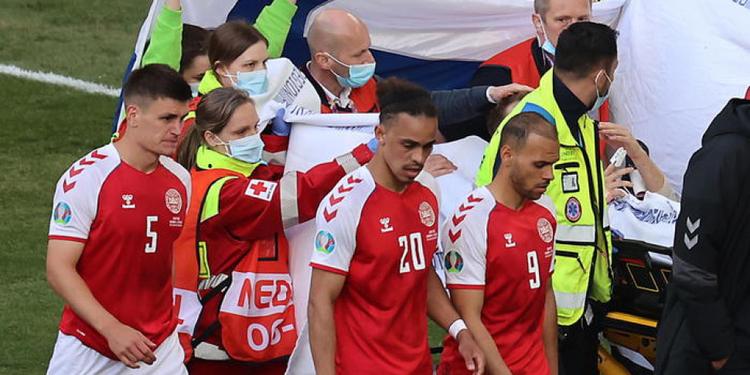 Nuovo malore per Eriksen: si tocca il petto e crolla in campo in Danimarca-Ucraina. Ma è cosciente e sta bene