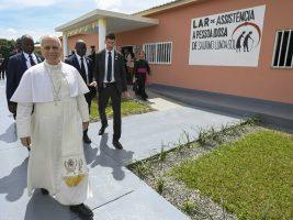 Papa in Africa: gli anziani tra i fragili del continente