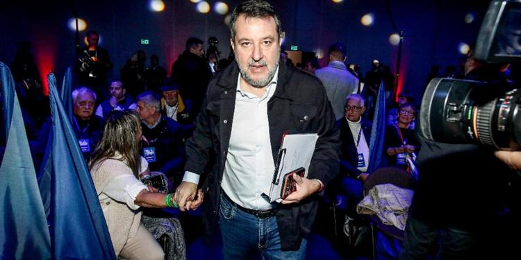 Salvini tiene i giornalisti fuori dal congresso della Lega: «Per non inquinare». Scoppia la polemica