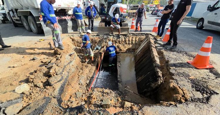 Rompimento de adutora compromete abastecimento em Itajaí e Navegantes; confira previsão de normalização