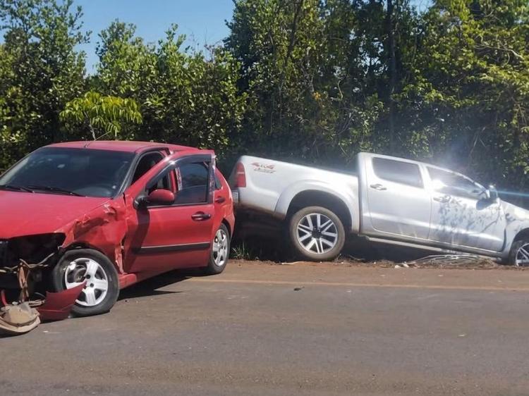 Carro tenta fazer retorno e bate em caminhonete na MGC-251, em Unaí