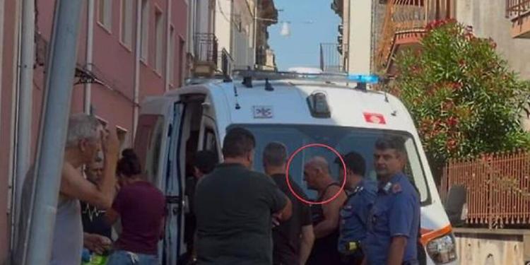 Insegue il fratello e lo uccide con colpi di mannaia: l'omicidio sul lungomare di Riposto