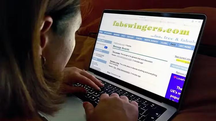 50 mulheres dizem à BBC terem sido forçadas a fazer sexo com estranhos após investigação sobre site de troca de casais