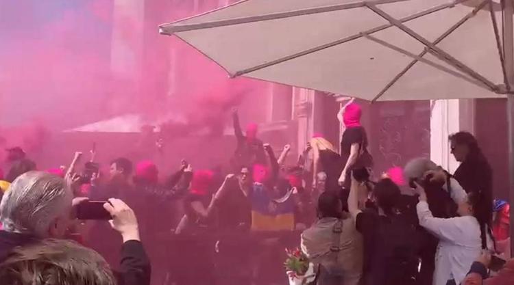Venezia, ancora un blitz delle Pussy Riot, bloccate prima di Piazza San Marco: cori contro Putin e bandiere dell'Ucraina