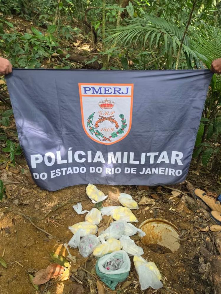 Homem é preso e drogas são encontradas enterradas em área de mata em Angra dos Reis