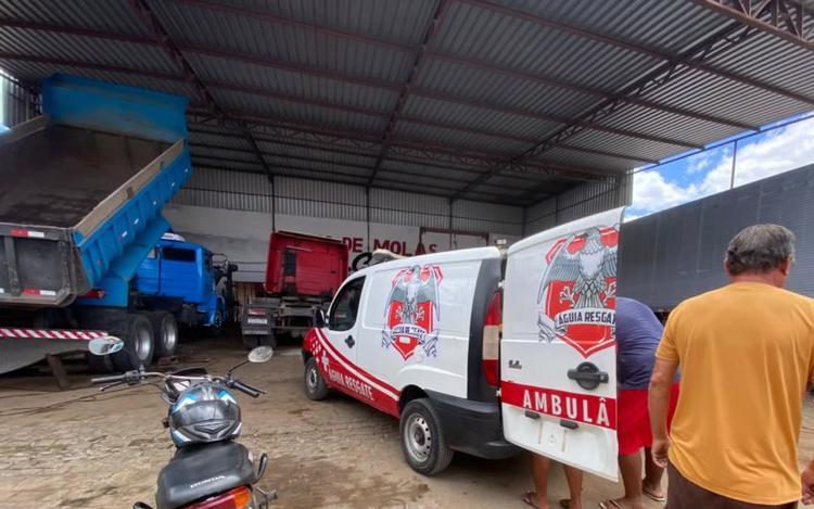 Mecânico fica ferido após caminhão cair sobre ele em oficina na Bahia