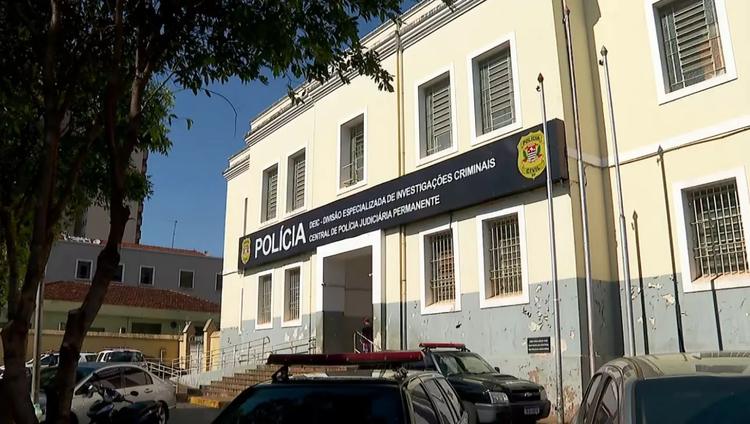Criminosos armados invadem condomínio na Zona Sul de Ribeirão Preto, rendem casal e levam mala com joias