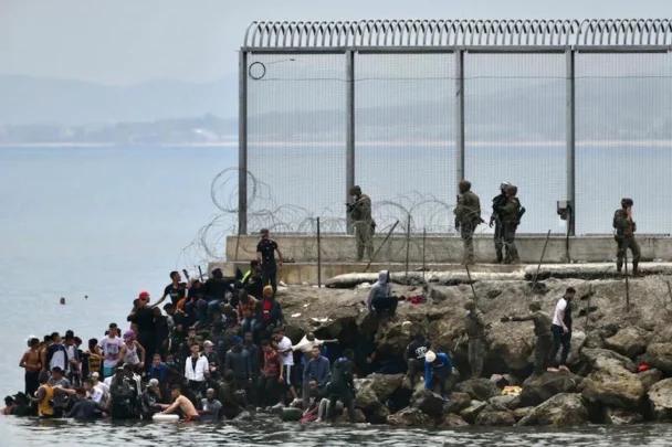 إعادة “حراگة” سبتة إلى المغرب قد يستغرق عاما كاملا