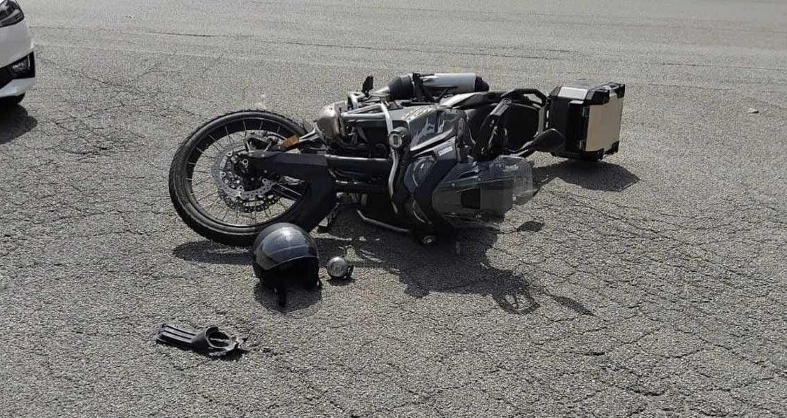 Scontro tra auto e moto a Eboli in via Pescara: ferito un centauro