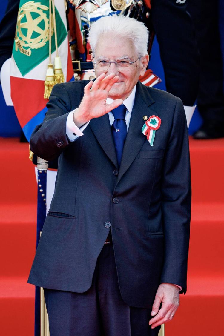 Mattarella celebra la Repubblica. I partiti litigano? "Non interferisco"