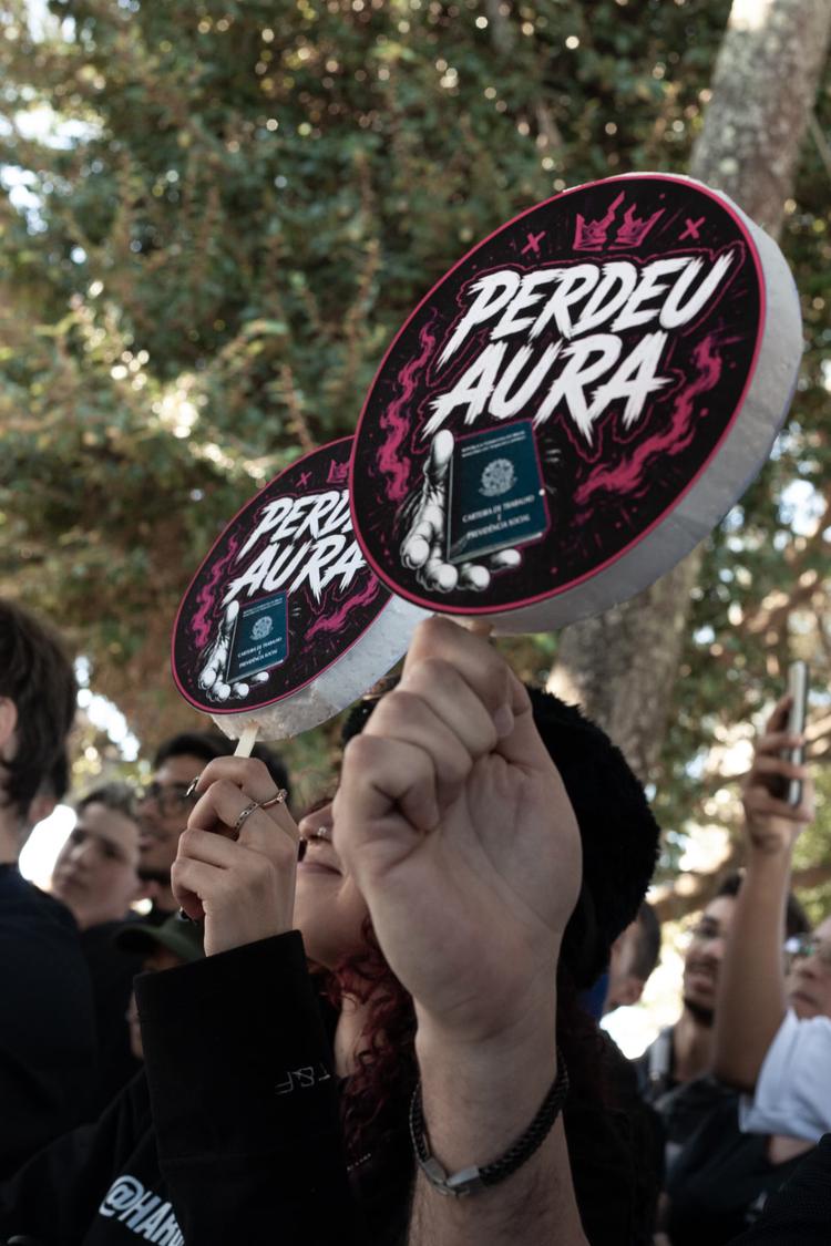 'Farmar Aura': trend viral no mundo digital se materializa nas praças de São Paulo