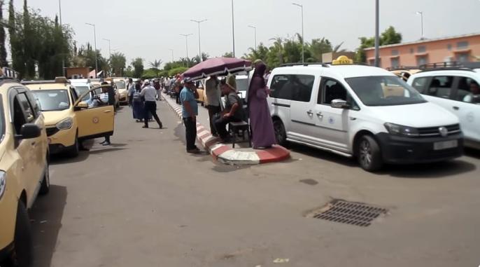 فوضى بمحطة تاكسيات العزوزية ومهنيون يطالبون بتفعيل الرقمنة ووضع حد للعشوائية
