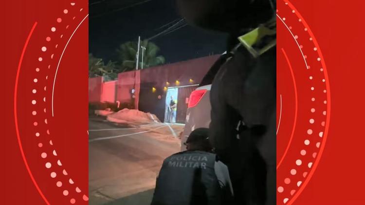 VÍDEO: Major da PM é preso após disparar contra casa de vizinha e ameaçar policiais em Guarapari